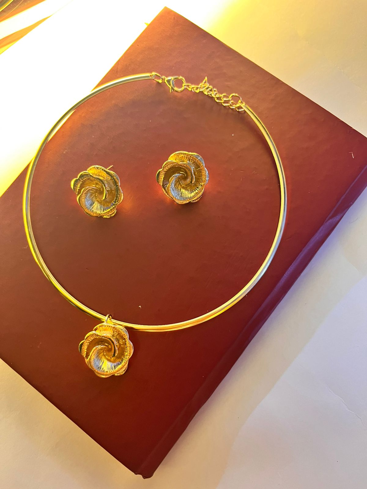 🌹 Manikundala Golden Rose Choker & Earring Set – Sculptural Floral Statement 🌹