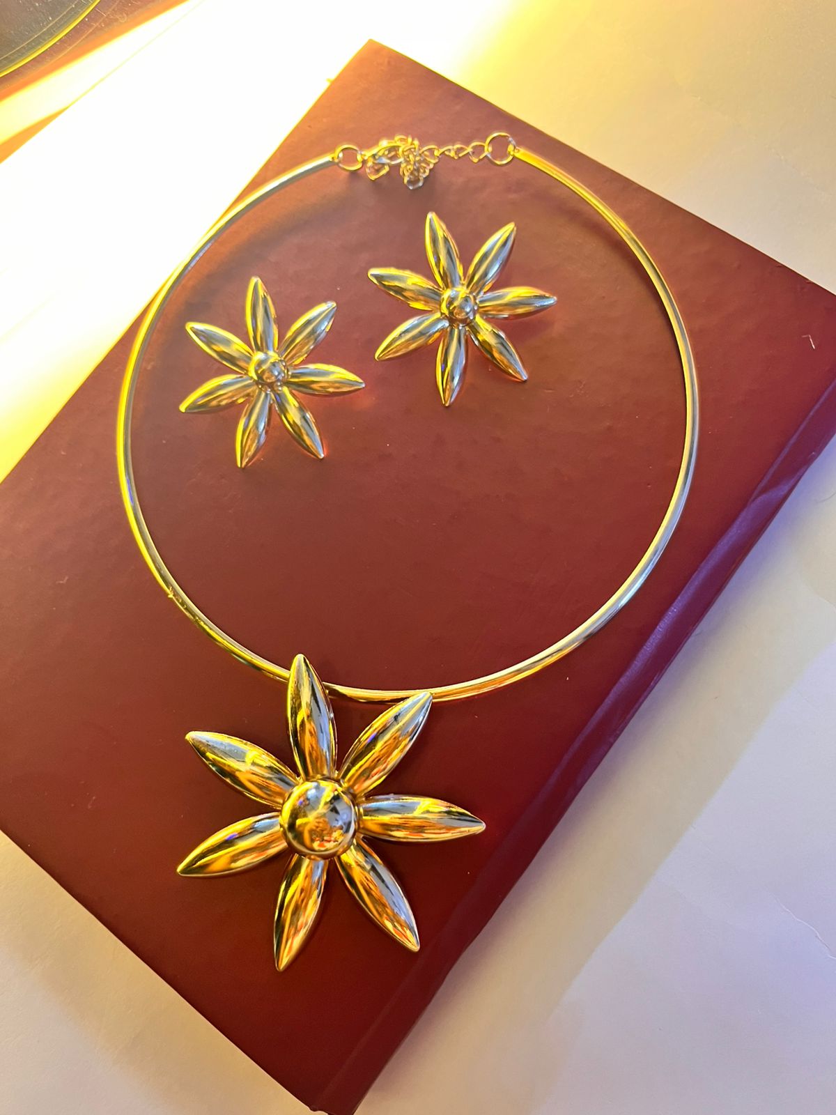⭐ Manikundala Golden Flower Choker & Stud Set – Bold Sunburst Statement ⭐
