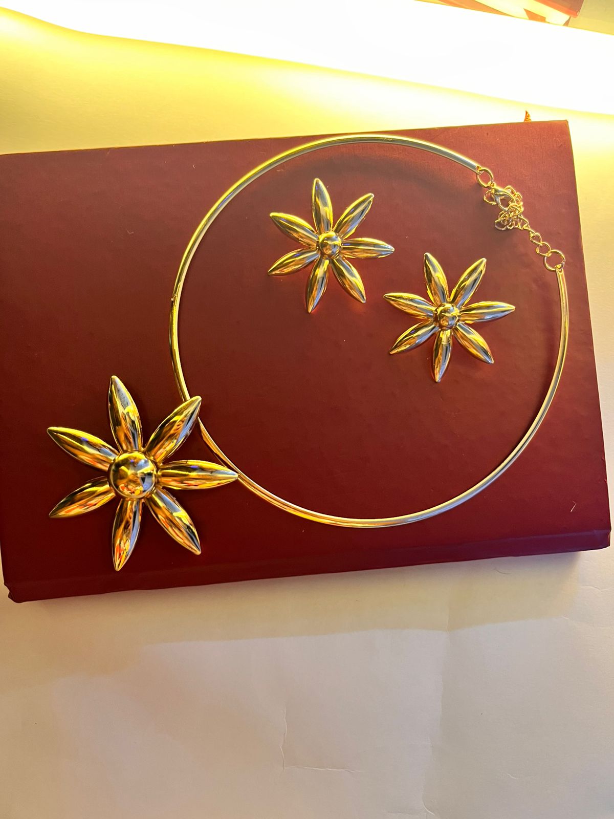 ⭐ Manikundala Golden Flower Choker & Stud Set – Bold Sunburst Statement ⭐